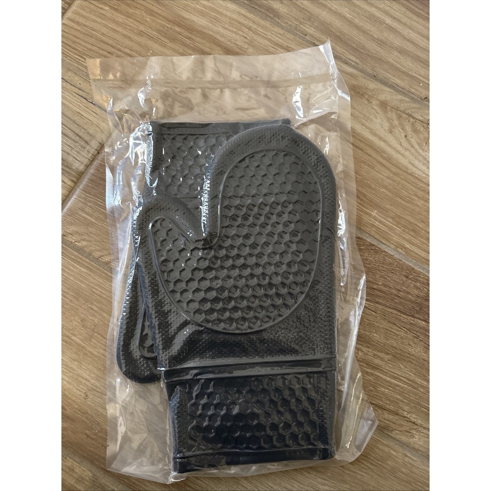 New Grip Heat & Slip Resistant Silicone Oven Mitts Set Black